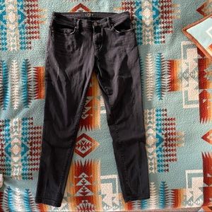 LOFT Relaxed Skinny Jean - size 27/4